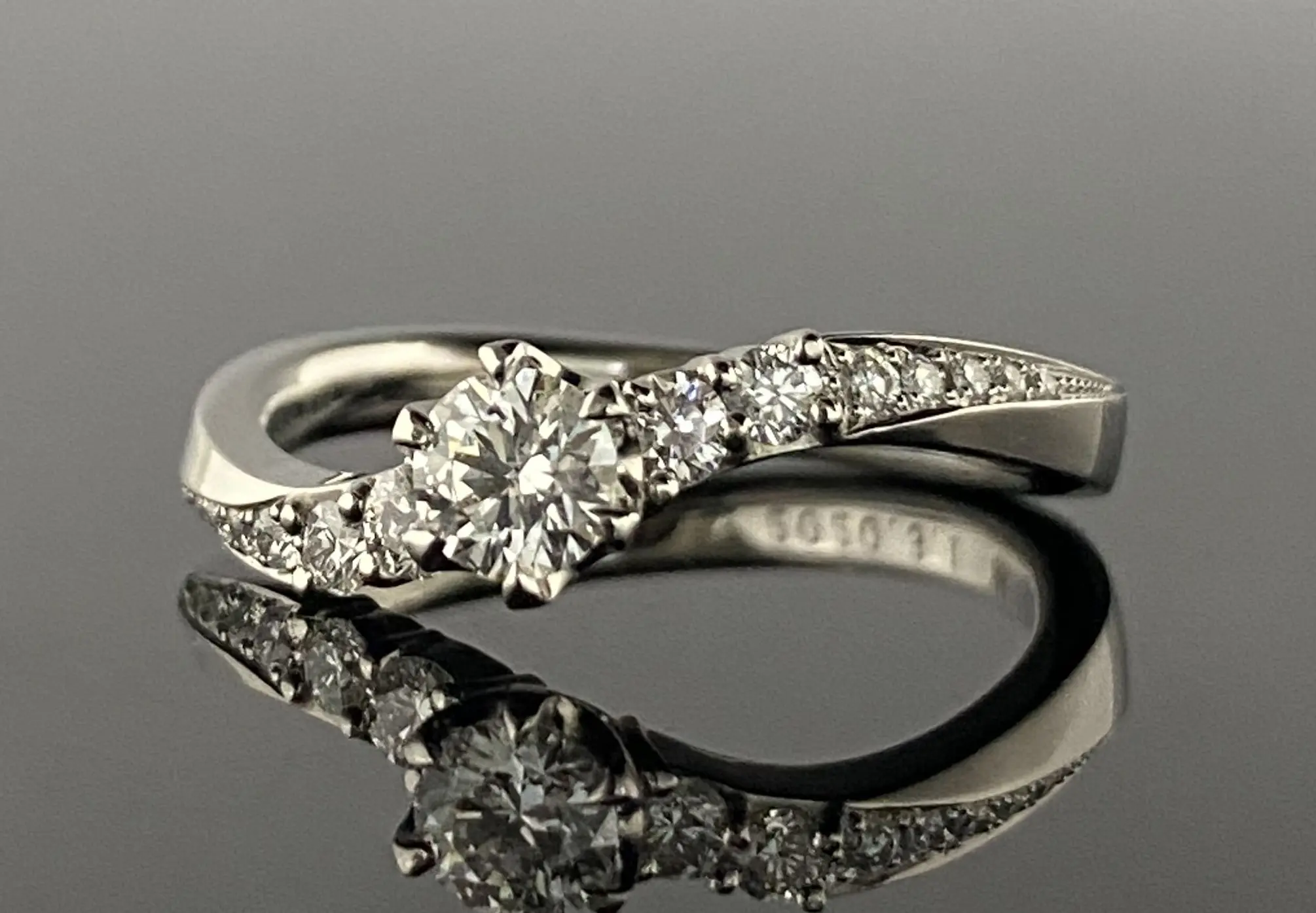 ダイヤモンドが煌びやかに輝く鍛造オーダーメイドリング | 結婚・婚約